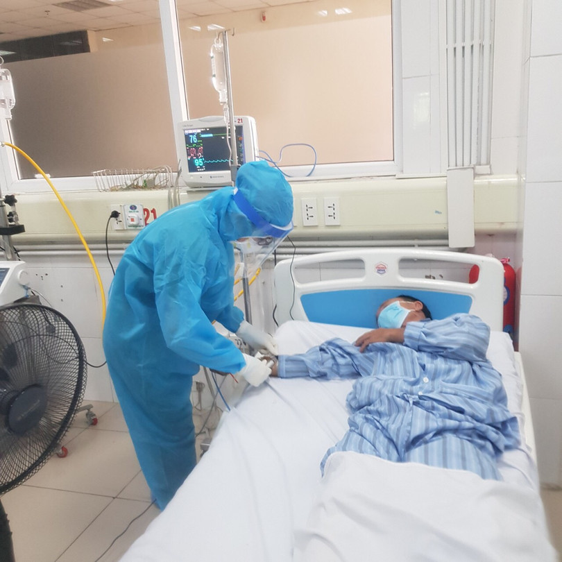 Tận mắt thấy bác sĩ ép tim liên tục cấp cứu bệnh nhân Covid-19