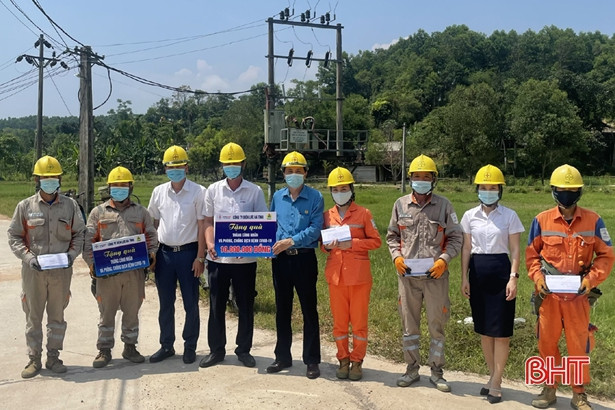 Công ty Điện lực Hà Tĩnh chi 250 triệu đồng tặng quà người lao động