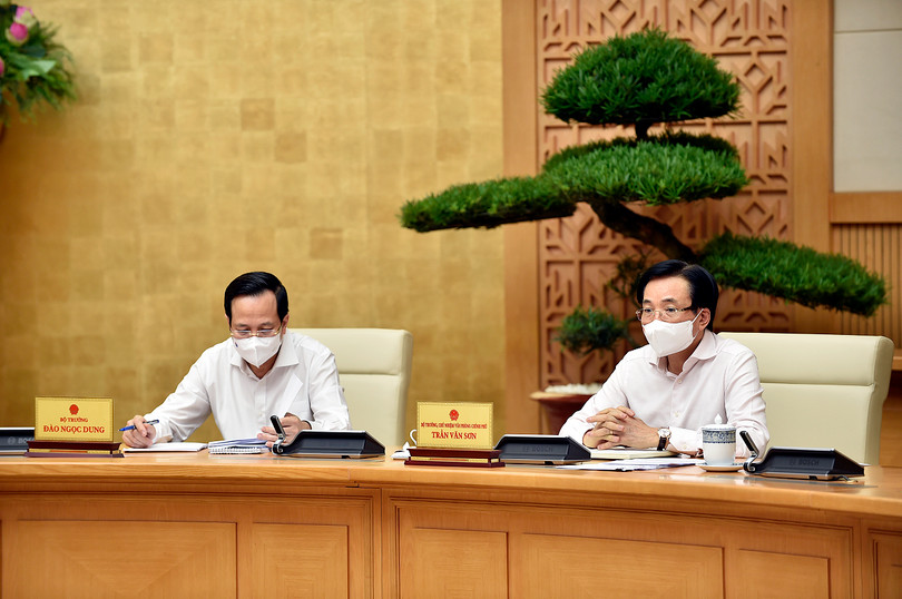 Bộ trưởng Chủ nhiệm VPCP Trần Văn Sơn, Bộ trưởng Bộ Lao động, Thương binh và Xã hội Đào Ngọc Dung tham dự cuộc họp. Ảnh: VGP/Nhật Bắc Thủ tướng Phạm Minh Chính: Phải tổng tiến công toàn lực, mạnh mẽ hơn, hiệu quả hơn để dập dịch