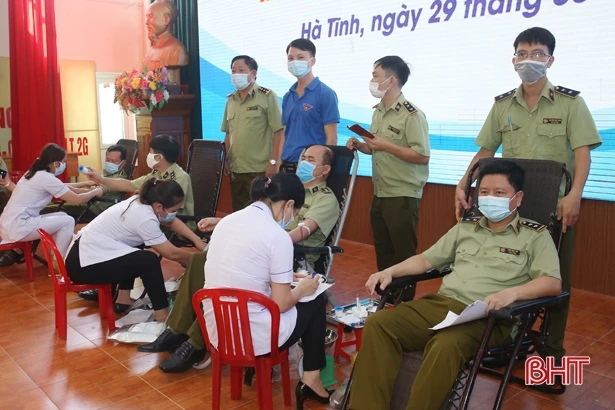 Đoàn Khối CCQ&DN Hà Tĩnh biểu dương 16 cá nhân tiêu biểu trong hiến máu tình nguyện