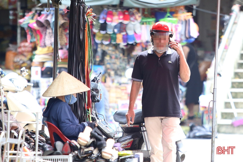 Đeo khẩu trang phòng dịch ở Hà Tĩnh: Vẫn còn tình trạng người quên, người đeo... dưới cằm