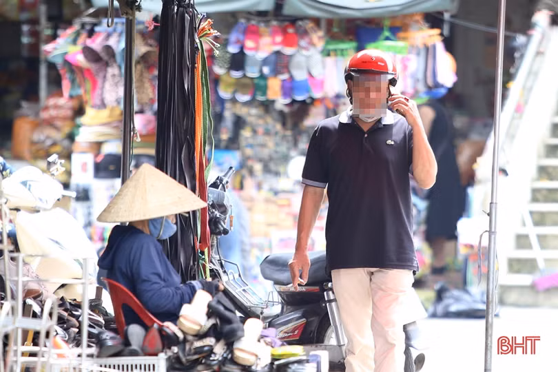 Đeo khẩu trang phòng dịch ở Hà Tĩnh: Vẫn còn tình trạng người quên, người đeo... dưới cằm