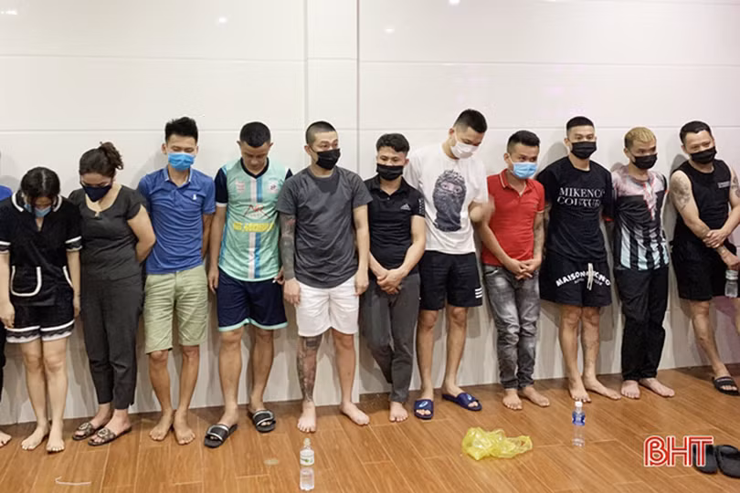 Phá ổ bạc giữa trung tâm TP Hà Tĩnh, khởi tố 15 đối tượng