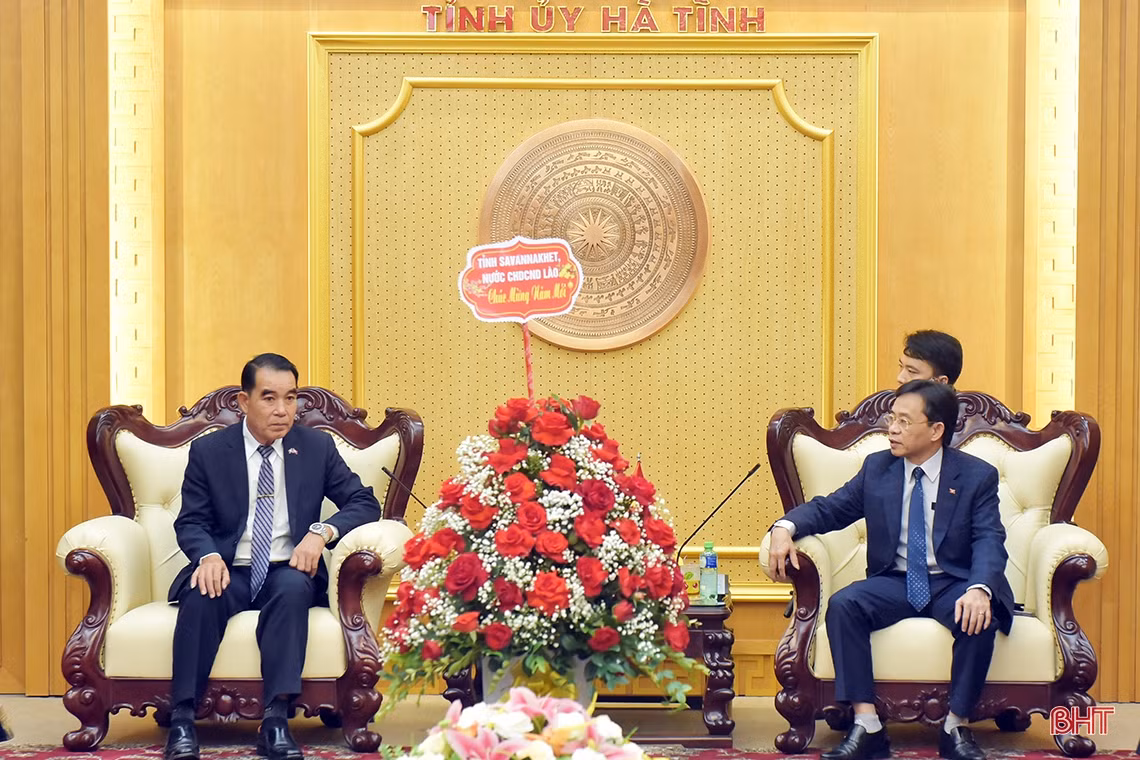 Đoàn công tác tỉnh Savannakhet chúc tết cổ truyền Đảng bộ, Chính quyền, Nhân dân Hà Tĩnh