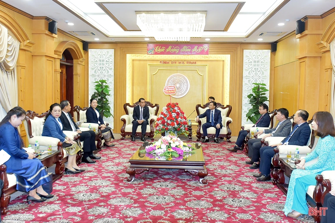 Đoàn công tác tỉnh Savannakhet chúc tết cổ truyền Đảng bộ, Chính quyền, Nhân dân Hà Tĩnh