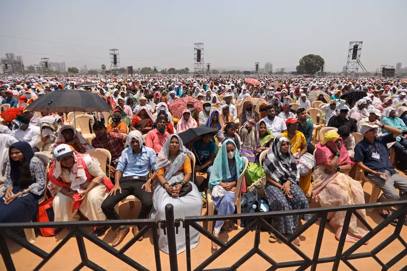 Cả triệu người dang nắng dự sự kiện nhà nước, 11 người chết vì sốc nhiệt