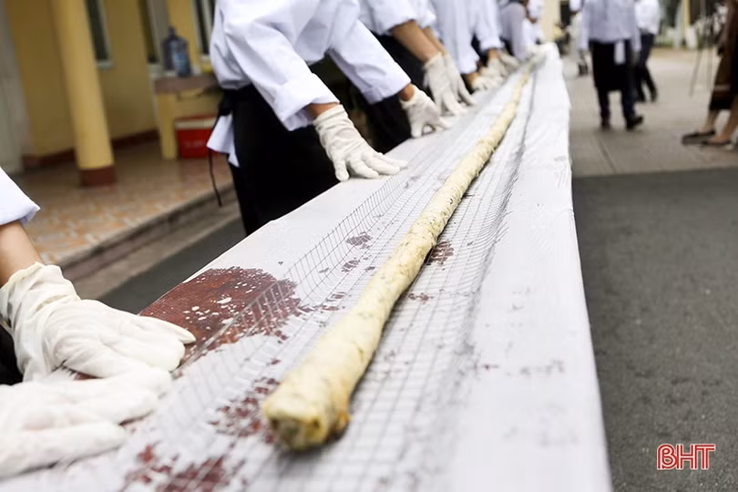 Đầu bếp Hà Tĩnh chế biến ram rán dài 20,23m