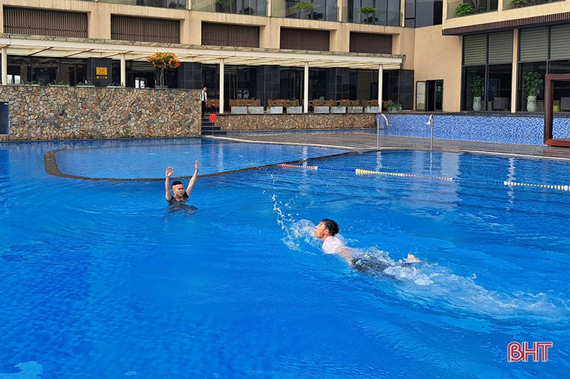 Chỉ cách để học sinh tiểu học Nghi Xuân xuống nước an toàn