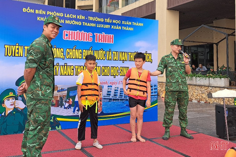 Chỉ cách để học sinh tiểu học Nghi Xuân xuống nước an toàn