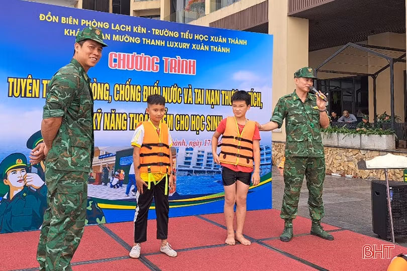 Chỉ cách để học sinh tiểu học Nghi Xuân xuống nước an toàn