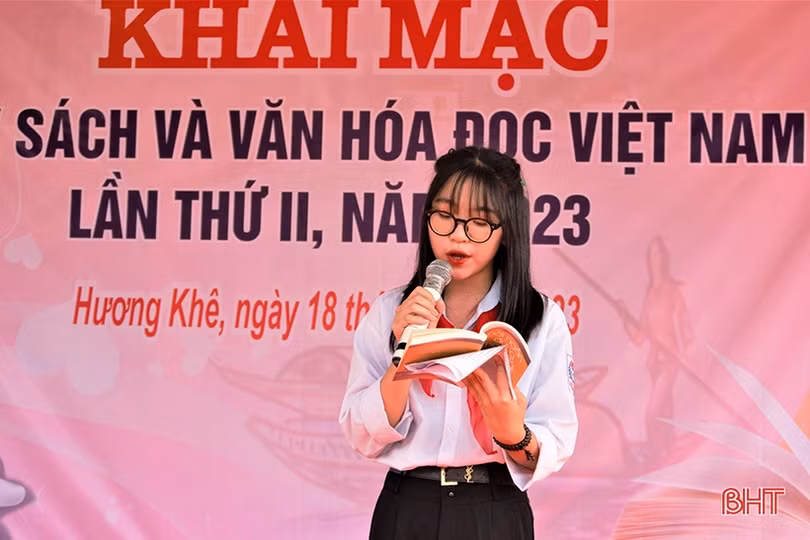 Hơn 500 giáo viên, học sinh Hương Khê tham gia Ngày sách và văn hóa đọc 