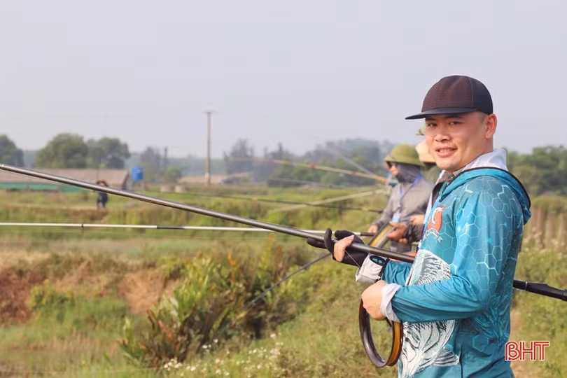 Xem cần thủ Hà Tĩnh so tài câu cá lóc bằng bát cuốn tay