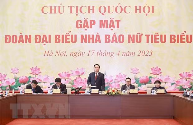 Chủ tịch Quốc hội: Nữ nhà báo luôn là “những bông lau bằng thép”