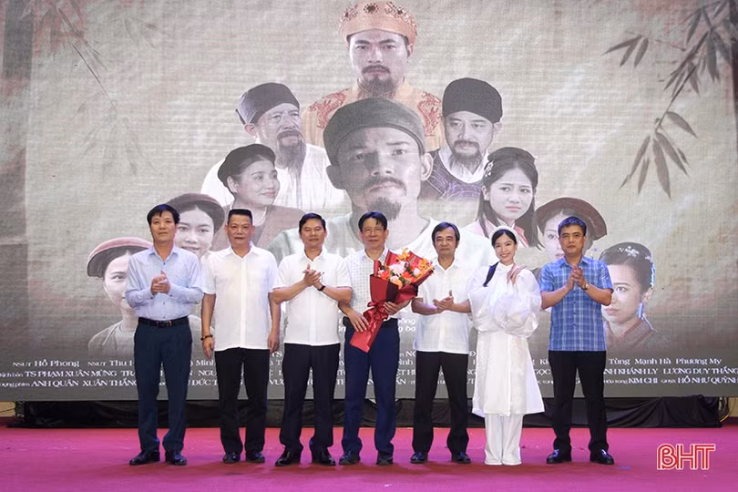 Công chiếu phim “Đại thi hào Nguyễn Du” ở Nghi Xuân