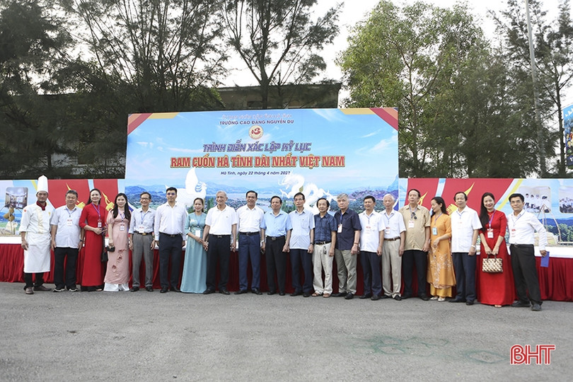 Xác lập kỷ lục chiếc ram rán dài nhất Việt Nam