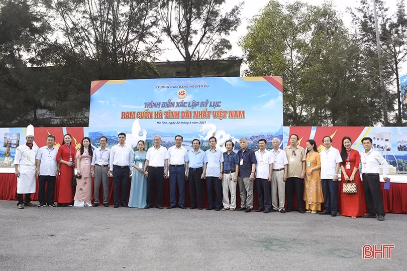 Xác lập kỷ lục chiếc ram rán dài nhất Việt Nam