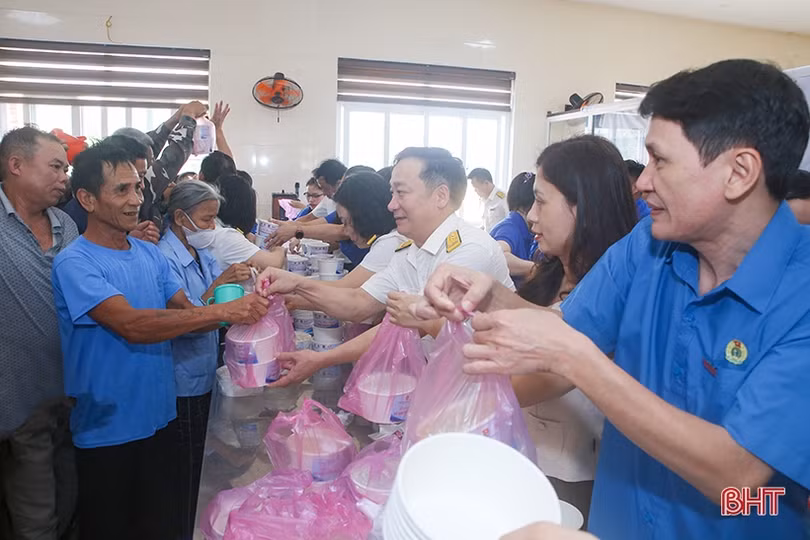 Công đoàn, đoàn thanh niên Cục thuế tỉnh và Báo Hà Tĩnh trao 900 suất cháo hỗ trợ bệnh nhân nghèo