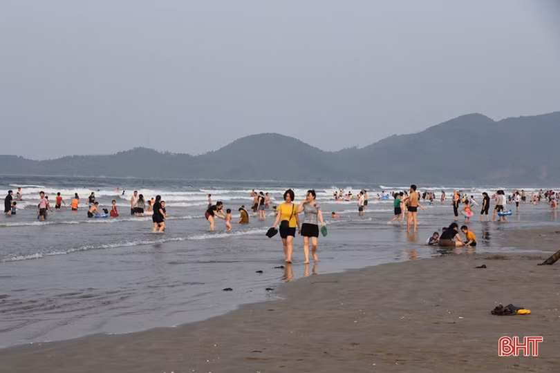 Sau lễ khai trương, đông đảo du khách đã tới biển Lộc Hà