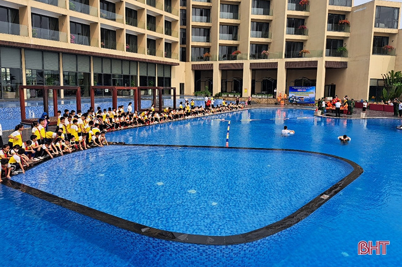 Chỉ cách để học sinh tiểu học Nghi Xuân xuống nước an toàn