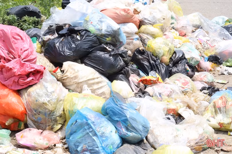 Rác thải “bủa vây” đường liên xã ở Nghi Xuân