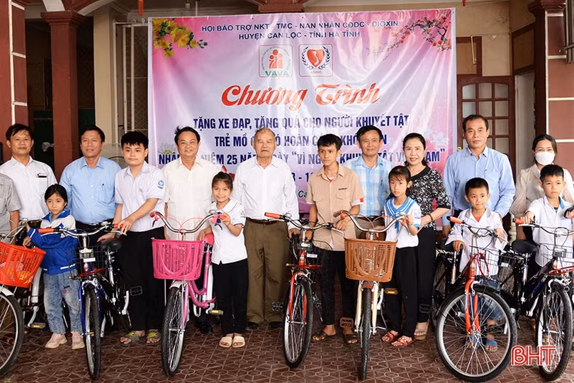 Trao 40 suất quà cho người khuyết tật, trẻ em khó khăn ở Can Lộc