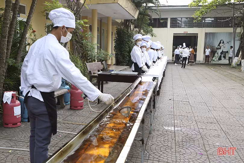 Đầu bếp Hà Tĩnh chế biến ram rán dài 20,23m