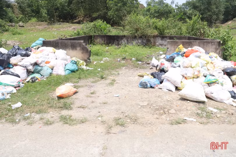 Rác thải “bủa vây” đường liên xã ở Nghi Xuân