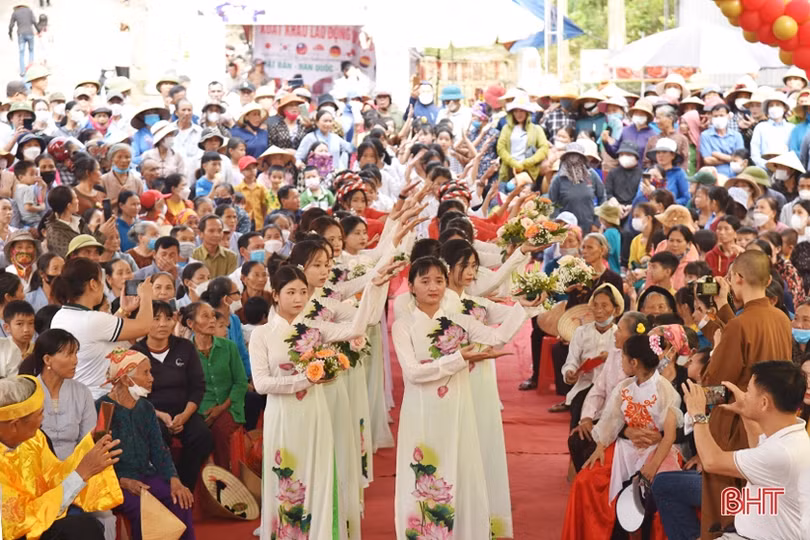 Hàng nghìn thiện nam, tín nữ dự lễ hội chùa Chân Tiên