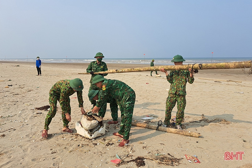 Tuổi trẻ Nghi Xuân làm sạch môi trường đón mùa du lịch biển
