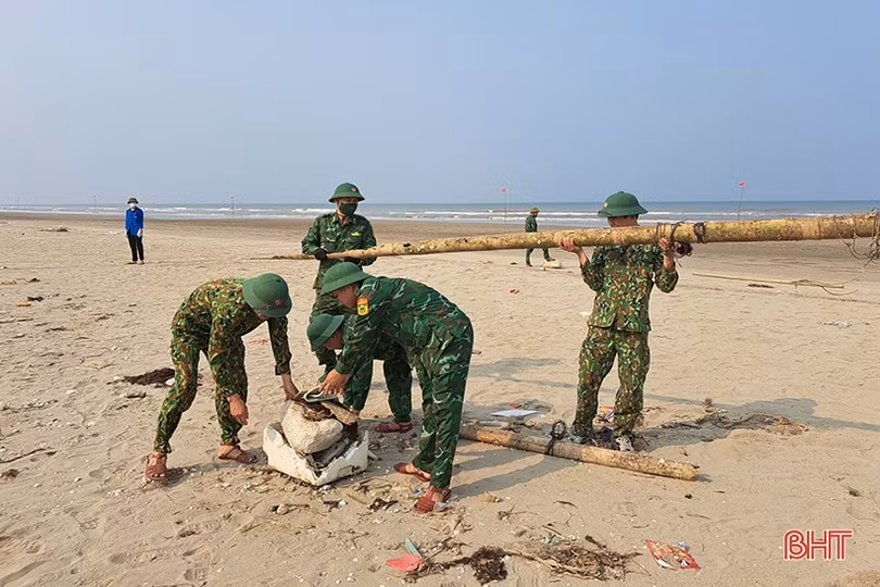 Tuổi trẻ Nghi Xuân làm sạch môi trường đón mùa du lịch biển