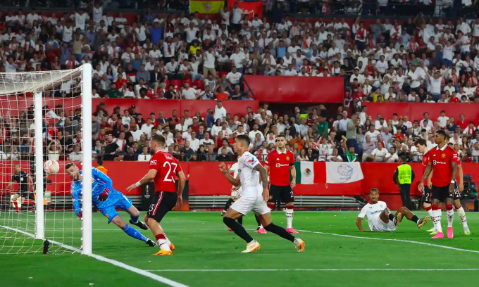 Man Utd thua thảm ở tứ kết Europa League