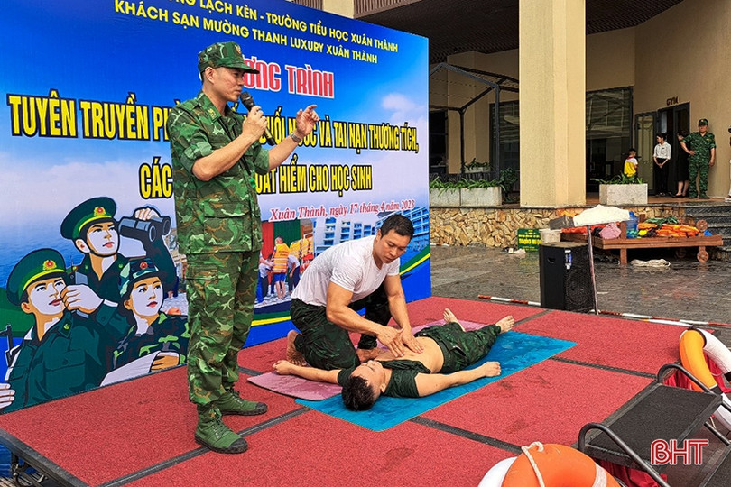 Chỉ cách để học sinh tiểu học Nghi Xuân xuống nước an toàn