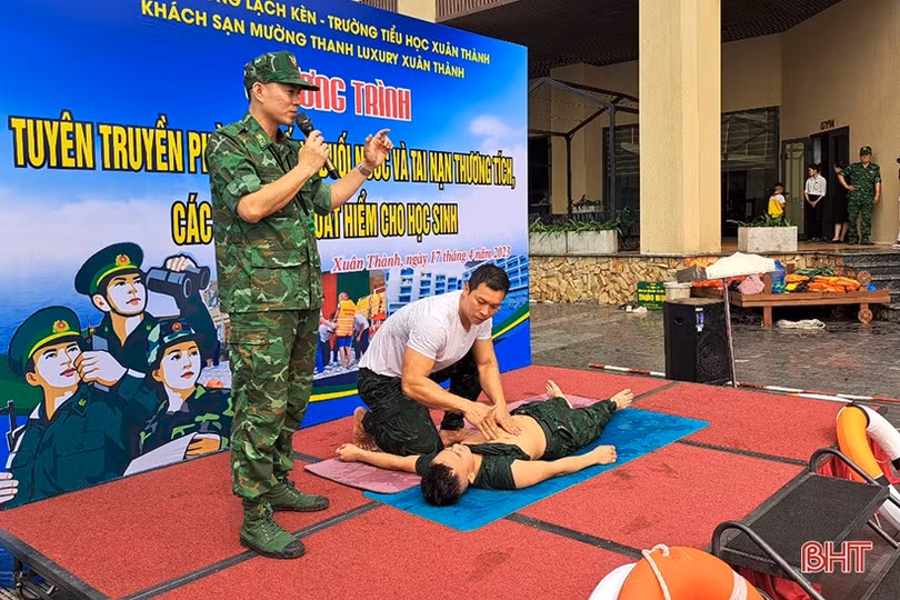 Chỉ cách để học sinh tiểu học Nghi Xuân xuống nước an toàn