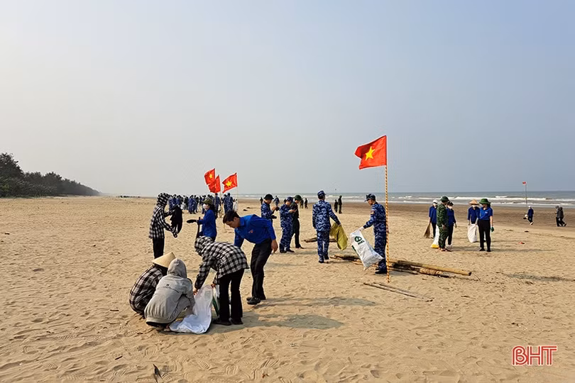 Tuổi trẻ Nghi Xuân làm sạch môi trường đón mùa du lịch biển