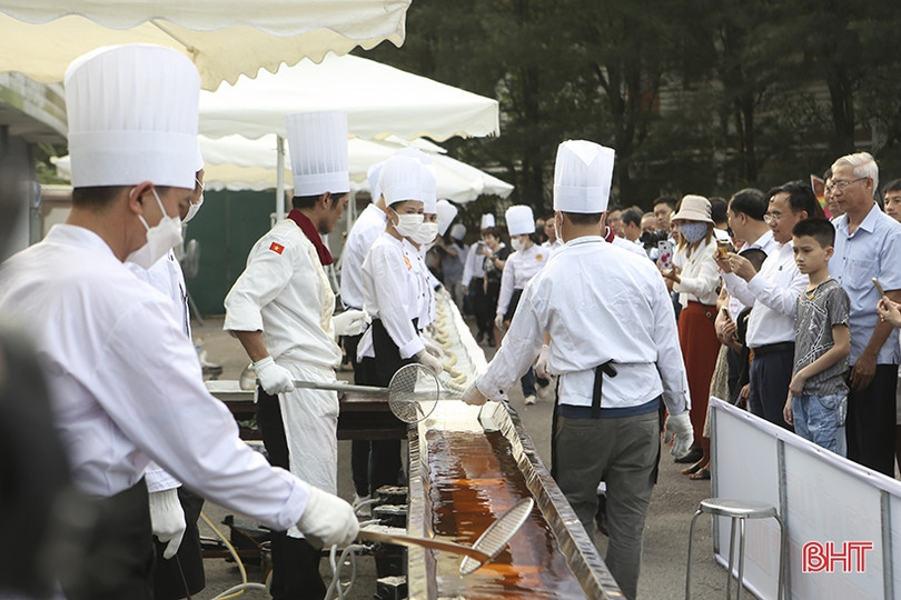 Xác lập kỷ lục chiếc ram rán dài nhất Việt Nam