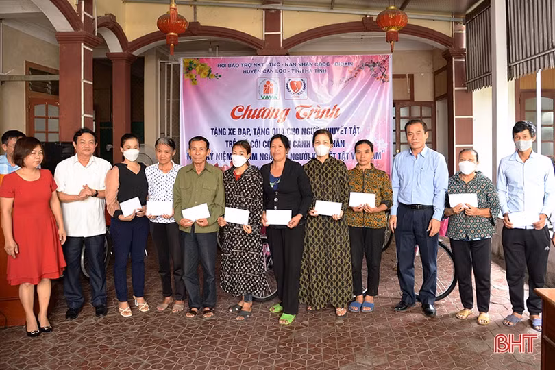 Trao 40 suất quà cho người khuyết tật, trẻ em khó khăn ở Can Lộc