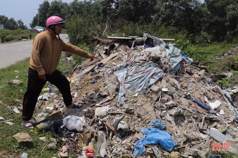 Rác thải “bủa vây” đường liên xã ở Nghi Xuân