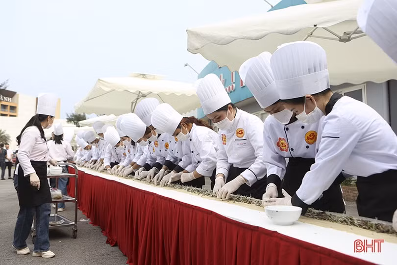 Xác lập kỷ lục chiếc ram rán dài nhất Việt Nam