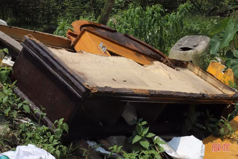 Rác thải “bủa vây” đường liên xã ở Nghi Xuân