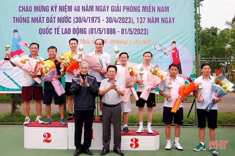 Sôi nổi Giải Quần vợt chào mừng kỷ niệm các ngày lễ lớn