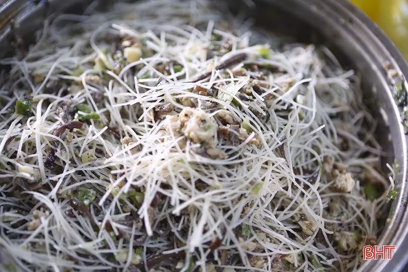 Đầu bếp Hà Tĩnh chế biến ram rán dài 20,23m