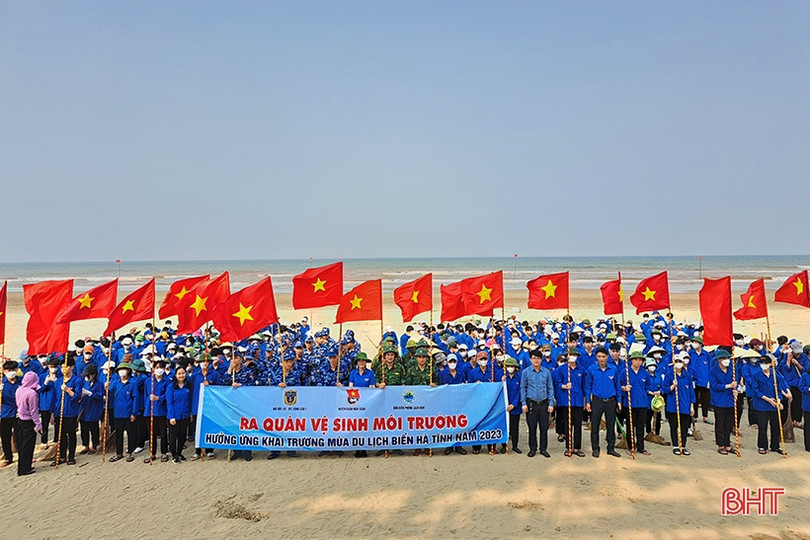 Tuổi trẻ Nghi Xuân làm sạch môi trường đón mùa du lịch biển