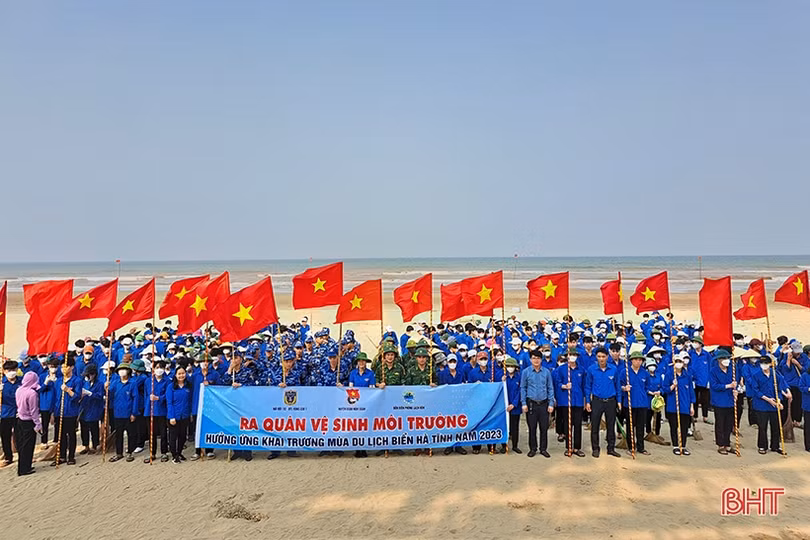 Tuổi trẻ Nghi Xuân làm sạch môi trường đón mùa du lịch biển