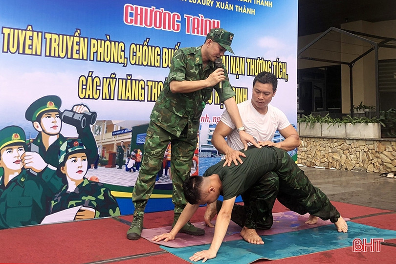 Chỉ cách để học sinh tiểu học Nghi Xuân xuống nước an toàn