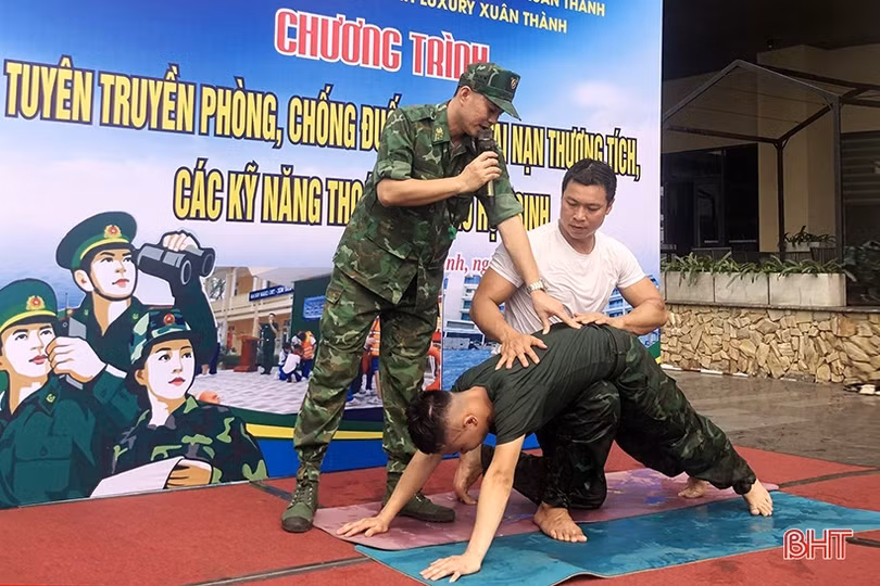 Chỉ cách để học sinh tiểu học Nghi Xuân xuống nước an toàn