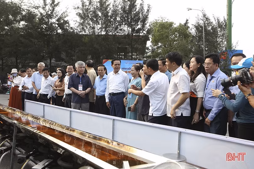 Xác lập kỷ lục chiếc ram rán dài nhất Việt Nam