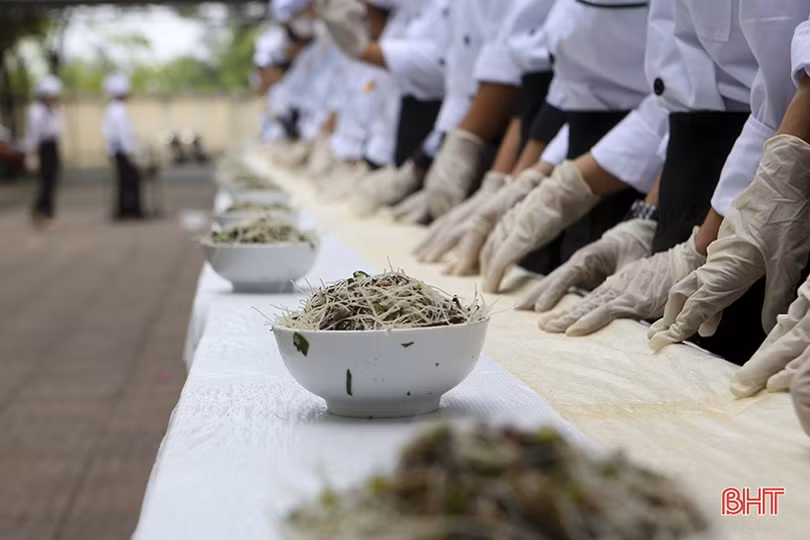 Đầu bếp Hà Tĩnh chế biến ram rán dài 20,23m