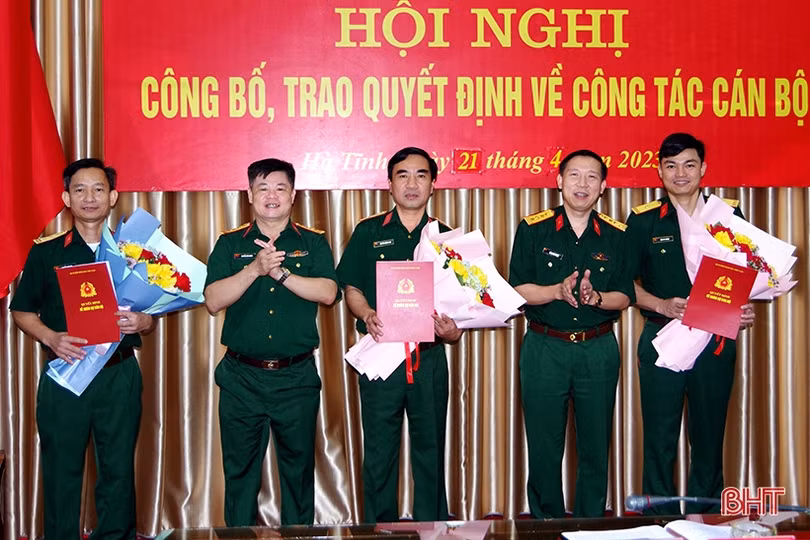 Bộ CHQS Hà Tĩnh công bố các quyết định về công tác cán bộ