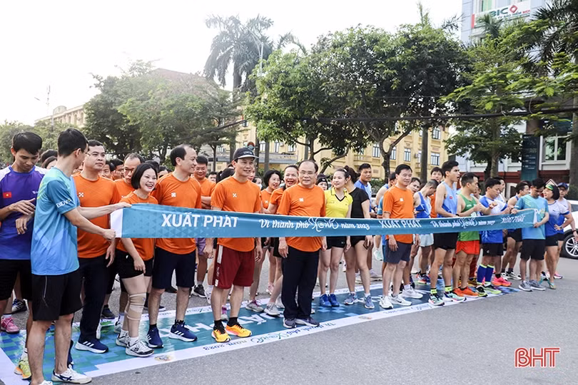 Gần 300 VĐV hưởng ứng giải chạy “Vì thành phố xanh năm 2023”