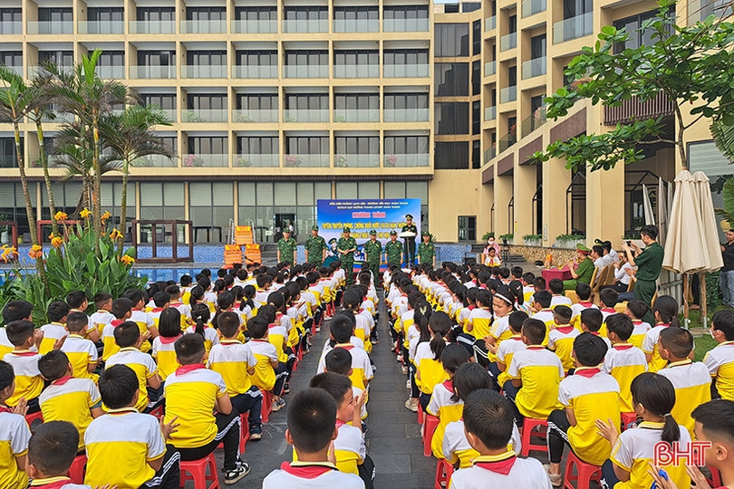 Chỉ cách để học sinh tiểu học Nghi Xuân xuống nước an toàn